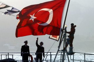 Τουρκική σημαία σε πολεμικό πλοίο